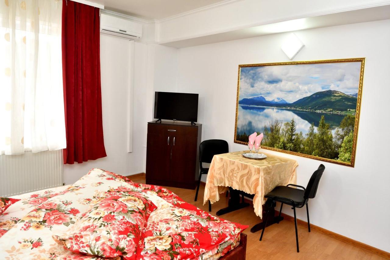 Casa Simescu I Hostel Caransebes Exterior photo